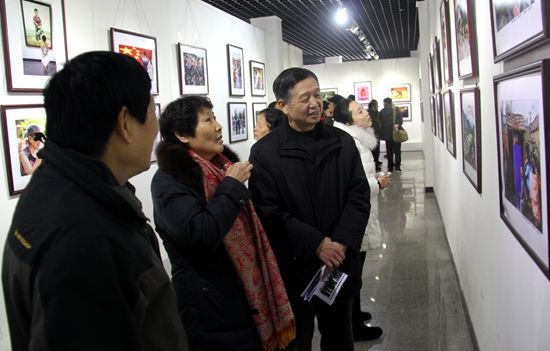 文化建設(shè)攝影展吸引眾多攝影愛(ài)好者駐足觀看