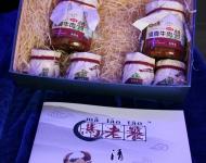 據(jù)了解，駐馬店清雅齋清真食品有限公司成立于2015年10月，是一家年輕的食品加工企業(yè)。公司位于駐馬店裝備產(chǎn)業(yè)集聚區(qū)，占地約2000平方米，擁有先進(jìn)的標(biāo)準(zhǔn)化生產(chǎn)設(shè)備和大型倉庫。公司專注于清真類食品的研發(fā)和加工，其主打的“馬老饕”牌清真牛肉醬和牛肉條，以我市豐富的夏南牛資源為原料基地，以獨(dú)特配方和加工工藝制成，填補(bǔ)了我市該類食品加工業(yè)的空白。