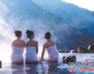 泡溫泉：嵖岈山溫泉度假酒店溫泉占地150畝，整個(gè)項(xiàng)目是由河南省乃至中原六省最大的溫泉項(xiàng)目。將中國(guó)的養(yǎng)生溫泉文化演藝的淋漓盡致。她將中國(guó)人的健康概念提升到一個(gè)高度。她引領(lǐng)的是一種健康的生活方式。溫泉水屬國(guó)家罕見(jiàn)的鈾溫泉，溫泉水富含氯、硫酸根、氟、氡、可溶性硅酸、鈉、鈣、鉀、鎂等30多種有益人體的礦物質(zhì)微量元素，常泡溫泉具有養(yǎng)生、美容、延年益壽等功效。
