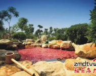 露天溫泉占地120畝，整個(gè)露天溫泉區(qū)溫泉養(yǎng)生功效泡池163個(gè)，及其的震撼和壯觀。室內(nèi)溫泉綜合服務(wù)樓，總面積2萬(wàn)平方米，一次性可接待約6000人。    優(yōu)惠活動(dòng)：   嵖岈山溫泉小鎮(zhèn)鉅惠會(huì)員卡提前預(yù)售，辦理前100名會(huì)員卡的，根據(jù)會(huì)員辦理繳費(fèi)情況，免費(fèi)贈(zèng)送嵖岈山溫泉門票，最多可贈(zèng)送100張，名額有限，贈(zèng)完為止！咨詢電話0396-4999999/4999906市內(nèi)：溫泉門票買二送一，買三送二地址：建業(yè)森林半島38號(hào)樓5單元6樓電話：15103812551    13839938576