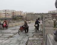 河南民間古建筑——宏濟橋位于河南省汝南縣城北，跨汝河，明代稱弘濟橋、博愛橋，清代稱迎恩橋，因靠近天中山又稱天中橋，現(xiàn)在以方位稱北關(guān)大橋。歷經(jīng)400余年，安然挺立，為豫南地區(qū)著名的古橋梁。（圖/文野貓）