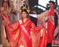 2015世界旅游小姐全球總決賽近日在吉隆坡落幕，61個國家和地區(qū)的61名佳麗參加了總決賽。最終，菲律賓選手獲得冠軍。烏干達選手和立陶宛選手分別獲得了第二名和第三名。圖為2015世界旅游小姐中國總決賽冠軍王汝妍驚艷亮相。