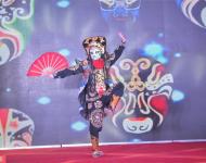 變臉大師為現(xiàn)場(chǎng)觀(guān)眾帶來(lái)中國(guó)國(guó)粹節(jié)目——變臉