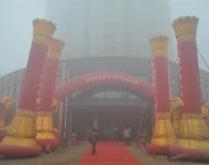 【駐馬店廣視網(wǎng)】（記者 朱劍鋒）1月9日上午，河南金地集團(tuán)十周年大慶輝煌再出發(fā)活動(dòng)在確山縣金地?盛世華庭隆重舉行。世界杰出華商協(xié)會(huì)主席、天九平臺(tái)投資集團(tuán)總裁，湖南天九雙眾資產(chǎn)管理有限公司董事長(zhǎng)姜正軍先生，中共確山縣委統(tǒng)戰(zhàn)部部長(zhǎng)張萬(wàn)兵等領(lǐng)導(dǎo)以及30多家新聞媒體記者出席慶?；顒?dòng)。十年金地，躬耕確山，在城市發(fā)展的歷史進(jìn)程中，留下了濃墨重彩的一筆。從金地?愛(ài)民安置小區(qū)到金地?盛世華庭，金地家園作為確山宜居生活建設(shè)領(lǐng)航者和開(kāi)拓者，持續(xù)為確山締造時(shí)代地標(biāo)和人居典范工程，構(gòu)筑城市最亮麗的風(fēng)景線(xiàn)。