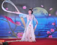 反串表演一個(gè)讓女人尖叫和男人陶醉的精彩節(jié)目