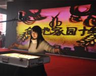 美麗的沙畫(huà)師給現(xiàn)場(chǎng)多有的觀(guān)眾帶來(lái)精彩的表演