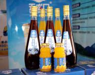本地特色產(chǎn)品五龍口飲品飲品在優(yōu)質(zhì)果蔬原產(chǎn)地甄選上等的食材入料，在順應(yīng)大眾對(duì)產(chǎn)品營(yíng)養(yǎng)和口感雙重需求的前提下，融合傳統(tǒng)鮮榨工藝與現(xiàn)代科技，最大限度地保留果蔬的天然成分，最大限度地保持果蔬的芬芳。