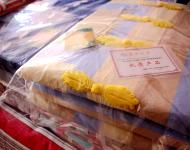 上蔡縣手織老粗布?xì)v史悠久，在汲取傳統(tǒng)的粗布文化精髓的基礎(chǔ)上開發(fā)出既保持傳統(tǒng)粗布厚重拙樸的原始風(fēng)格，又帶有現(xiàn)代時(shí)尚氣息的老粗布工藝新品種，使這一民間傳統(tǒng)工藝得到了繼承與發(fā)展。