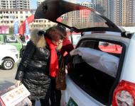 新能源電動(dòng)車成為消費(fèi)者的新寵，慢慢走近千家萬戶。