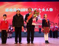 堅(jiān)持是一種精神更是一種力量，奉獻(xiàn)源自內(nèi)心對(duì)社會(huì)對(duì)他人懷有深沉的愛(ài)。十五年無(wú)償獻(xiàn)血，近7萬(wàn)毫升的獻(xiàn)血量，帶給無(wú)數(shù)人新的希望，那是生命的期盼、生命的奇跡、生命的延續(xù)、生命的輝煌。獻(xiàn)血公民——賈峰 