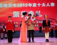 一個(gè)樸實(shí)、陽(yáng)光如鄰家小伙的帥氣青年，在危險(xiǎn)來(lái)臨之際奮不顧身?yè)湎蚧饒?chǎng)，與死神搏斗的日日夜夜仍念念不忘作為保安的職責(zé)。他的事跡感動(dòng)鵬城驛城、感動(dòng)天中、感動(dòng)大江南北。大愛(ài)真英雄，烈火中永生，柔肩擔(dān)道義，熱血鑄忠誠(chéng)。烈火忠魂——李到信