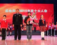 甘守清貧卻大方資助別人，忠于職責(zé)卻把對(duì)親人的愛(ài)深埋在心里。扎根基層保一方平安，他是百姓心中的守護(hù)神；心系群眾為人民著想，他是鄉(xiāng)親們心貼心的好所長(zhǎng)。貼心的所長(zhǎng)不該走。貼心所長(zhǎng)——夏明臣