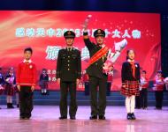 滄海橫流，方顯英雄本色。面對(duì)危險(xiǎn)義無(wú)反顧，他的從容讓人敬佩；處置事故身先士卒，他的身影讓人動(dòng)容。穿越生死為人們帶來(lái)平安，愛(ài)兵如子用生命書寫忠誠(chéng)。消防衛(wèi)士——董英俊 