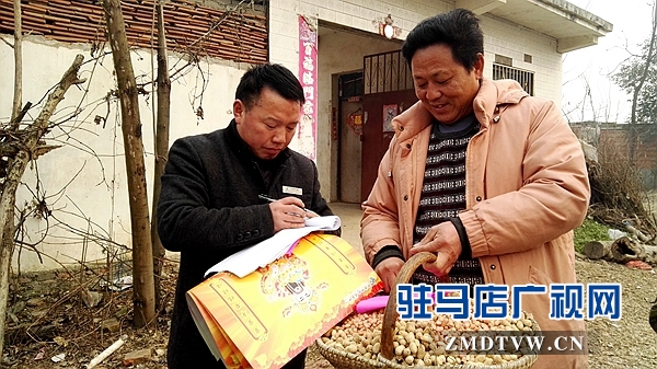 3.圖為確山縣雙河支局長給雙河鎮(zhèn)段胡莊村民走訪送福.jpg