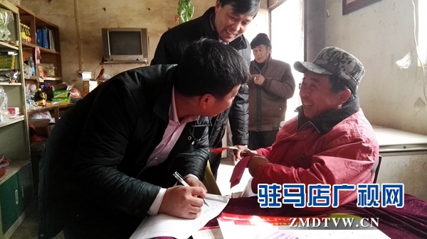 2圖為確山縣蟻蜂支局長給朱莊村民走訪送福.jpg
