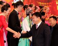 駐馬店人民政府市長陳星、市政協(xié)主席劉軍甫、市政府常務(wù)副市長張昕、市委宣傳部部長戚存杰上臺與演職人員握手。