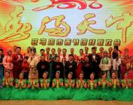 駐馬店人民政府市長陳星、市政協(xié)主席劉軍甫、市政府常務(wù)副市長張昕、市委宣傳部部長戚存杰上臺與演職人員合影。