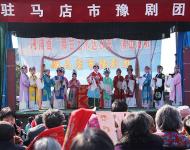 （記者 武帥 健豪）2月17日上午，由駐馬店市文廣新局主辦，市演藝中心（原市豫劇團(tuán)）承辦的新春戲曲周在世紀(jì)廣場(chǎng)正式拉開帷幕。來自市演藝中心的戲曲名家們將在為期一周的時(shí)間里，為廣大市民奉獻(xiàn)一場(chǎng)精彩的節(jié)日戲曲大餐。