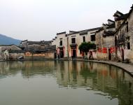 因一襲煙雨罩江南，兩袖清風論古今?！杜P虎藏龍》、《蘇乞兒》之類的經(jīng)典古裝動作片在宏村取景拍攝，