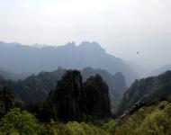 黃山原名黟山，因峰巖青黑，遙望蒼黛而名。后因傳說軒轅黃帝曾在此煉丹，故改名為“黃山”。明朝旅行家徐霞客登臨黃山時，曾對黃山的秀麗這樣贊嘆：“薄海內(nèi)外之名山，無如徽之黃山。登黃山，天下無山，觀止矣！”被后人引申為“五岳歸來不看山，黃山歸來不看岳”。（攝影/水墨丹青）