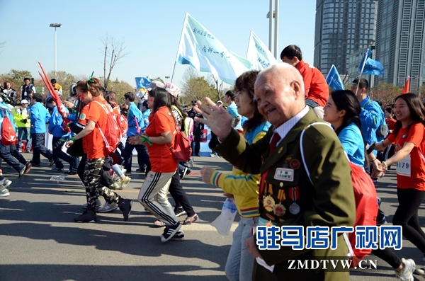 17.一名老兵在賽道上向圍觀群眾揮手，感謝他們的加油助威。通訊員 劉名洋攝.JPG
