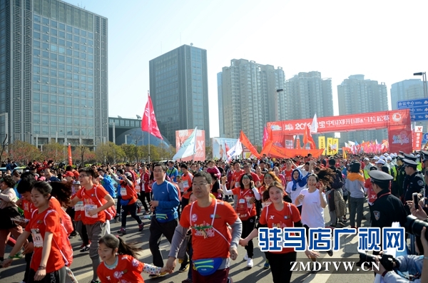 11.馬拉松開跑，跑友們向終點沖去。通訊員 劉名洋攝.JPG