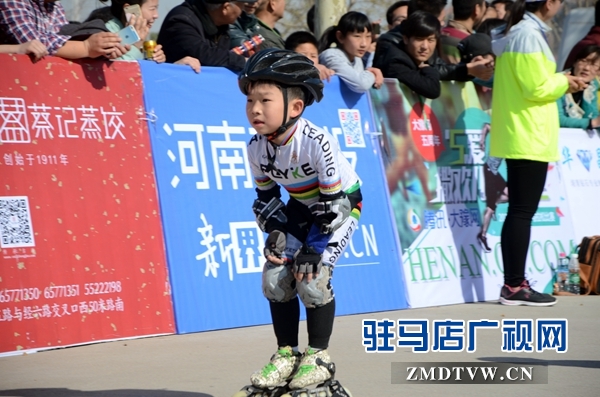24.一位小朋友滑著輪滑在賽道上飛馳。通訊員 劉名洋攝.JPG