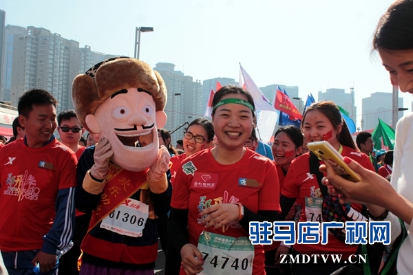 15.卡通人物光頭強助陣鄭開馬拉松。通訊員 劉名洋攝.JPG