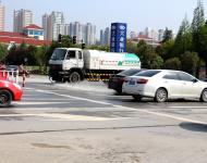 為創(chuàng)建全國文明城市、國家衛(wèi)生城市，灑水車每天馬不停蹄。