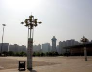 4月7日上午，記者在駐馬店北區(qū)看到，經(jīng)過兩天持續(xù)降雨的洗禮，整個(gè)城市煥然一新，記者隨手拍了幾張小景與廣大網(wǎng)友分享。駐馬店天中廣場(chǎng)到處彰顯社會(huì)主義核心價(jià)值觀的口號(hào)。（記者/喬建豪）