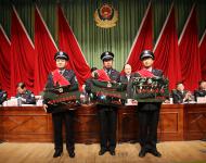 榮獲2015年度全市公安機(jī)關(guān)“優(yōu)秀基層單位”、“好警嫂”、“優(yōu)秀共產(chǎn)黨員、“優(yōu)秀人民警察”、“執(zhí)法監(jiān)督標(biāo)兵”、“破案能手”和“抓捕能手”等13項(xiàng)榮譽(yù)稱號(hào)的代表上臺(tái)領(lǐng)獎(jiǎng)。