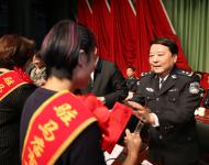 會(huì)議對(duì)在全市公安工作中取得突出成績(jī)的先進(jìn)集體和先進(jìn)個(gè)人以及長(zhǎng)年默默無(wú)聞，關(guān)心支持公安工作的民警家屬代表進(jìn)行了隆重表彰。