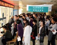檢驗(yàn)科采血處排滿了前來檢查的患者，把過道堵得嚴(yán)嚴(yán)實(shí)實(shí)。
