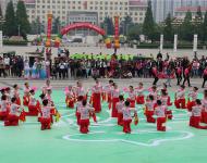 馮玉梅在致辭中指出，廣場(chǎng)舞活動(dòng)，融音樂(lè)、舞蹈、健身于一體，以喜聞樂(lè)見(jiàn)的形式，進(jìn)入社區(qū)和鄉(xiāng)村，具有廣泛的群眾基礎(chǔ)，深受群眾喜愛(ài)?！旧喜檀黻?duì)】