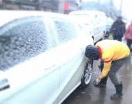 一個(gè)電話(huà)就趕來(lái)修車(chē)的小伙子。