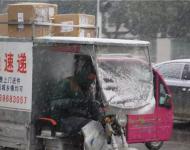 辛勤工作的快遞哥也是冒著大雪早早出門(mén)，開(kāi)始一天的快遞配送工作，而這一切，除了養(yǎng)家糊口，你也不得不承認(rèn)是為了讓你更早的收到自己的包裹。