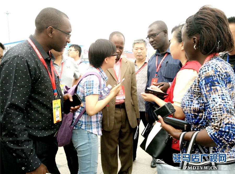 來自160個(gè)代表團(tuán)、5000多家企業(yè)的近2萬名嘉賓客商再次相聚天中、共話合作共贏。圖片拍攝：蘇莎