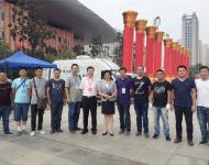 駐馬店市委宣傳部常務副部長劉衛(wèi)明和駐馬店廣播電視臺臺長王宇與參與大會開幕式轉(zhuǎn)播的駐馬店廣播電視臺技術人員合影留念。