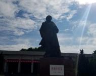 驛城區(qū)社會各界代表1000多人來到楊靖宇將軍紀念館，舉行2016年國家烈士紀念日公祭儀式，深切緬懷為民族獨立、人民解放和國家富強、人民幸福英勇獻身的革命先烈楊靖宇將軍，并為楊靖宇將軍塑像敬獻花籃。（圖/米山）