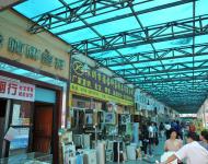 1我是從后門進(jìn)入大芬，這張是靠左的一個(gè)長廊，里邊有大小幾十家店，國畫、書法、雕刻、油畫、裝飾畫、工藝品你想到的想不到的各種玩意應(yīng)有盡有