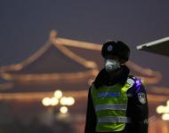 2017年1月3日，北京，一名戴著口罩的輔警在天安門廣場上執(zhí)勤。攝影：Thomas Peter