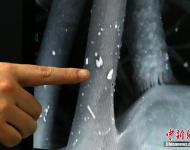 據(jù)他介紹，通過實驗看到的主要是固態(tài)的霧霾顆粒，有碳酸鈣、氧化鐵、硫酸鹽等，非固態(tài)的氣溶膠則要通過另外的方式才能看到。