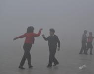 2017年1月3日早晨，安徽阜陽市民在大霧中晨練。啟聞/視覺中國