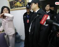 2014年1月29日，北京門頭溝法院執(zhí)行庭法官為了18名農(nóng)民工能夠順利拿到包工頭張某的欠薪，一大早便驅(qū)車趕往一直與法院“躲貓貓”的張某家，對其進行強制執(zhí)行。圖為法官到張某家后，其妻稱他已幾個月沒回家。法制晚報/視覺中國
