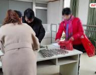 2015年12月7日，南京世嘉服飾有限公司因拖欠工人工資，被法院強制執(zhí)行。當日，溧水法院執(zhí)行局辦公室里出現(xiàn)奇葩一幕：一名被執(zhí)行人拎著滿滿一袋子硬幣來償還案款。經(jīng)過幾名執(zhí)行法官的清點，共計3500元。