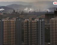 而盧廣這組圖片所反映出的也僅僅是工業(yè)發(fā)展影響城市環(huán)境的一個(gè)縮影。圖為站在邯鄲武安市城區(qū)西邊的商品房里，可清楚看到后方的裕華、金鼎、龍山等煉鋼企業(yè)。