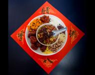 1月4日，內(nèi)蒙古呼和浩特市玉泉區(qū)清泉街社區(qū)一位老人在展示臘八粥食材。當(dāng)日，呼和浩特市玉泉區(qū)清泉街社區(qū)舉辦“溫暖臘八粥 濃濃鄰里情”活動，喜迎即將到來的“臘八節(jié)”。新華社發(fā) 丁根厚 攝