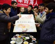 1月4日，內(nèi)蒙古呼和浩特市玉泉區(qū)清泉街社區(qū)一位老人在展示臘八粥食材。當(dāng)日，呼和浩特市玉泉區(qū)清泉街社區(qū)舉辦“溫暖臘八粥 濃濃鄰里情”活動，喜迎即將到來的“臘八節(jié)”。新華社發(fā) 丁根厚 攝