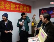 2014年12月23日，河北石家莊市農(nóng)民工法律援助中心舉行了“農(nóng)民工法律援助工作座談會暨工資發(fā)放儀式”，現(xiàn)場發(fā)放了由該中心律師為25名農(nóng)民工追回的30萬元工資款。圖為拿到血汗錢的農(nóng)民工代表喜極而泣。燕趙都市報 陳建宇/視覺中國