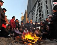 2014年3月份，100多名來自各地的建筑工人來到寧夏銀川鼎輝時代城二期項目工地上打工，11月2日，項目正式停工，但工友們一年來的血汗錢卻始終沒有下發(fā)，“光跑勞動監(jiān)察大隊就不下10次，但每次都說已經(jīng)處理了，要我們回去等消息?！?2月31日，工友們來到銀川市公安局金鳳分局，但是打聽了一圈卻始終沒找到這起案件的負責人。又跑了一天的工友們帶著重重心事再次回到工地，升起了一堆篝火取暖?！暗仍┘倨谝贿^，我們還得去要錢，要不到錢就不回家過年了！”新華社記者 彭昭之 攝